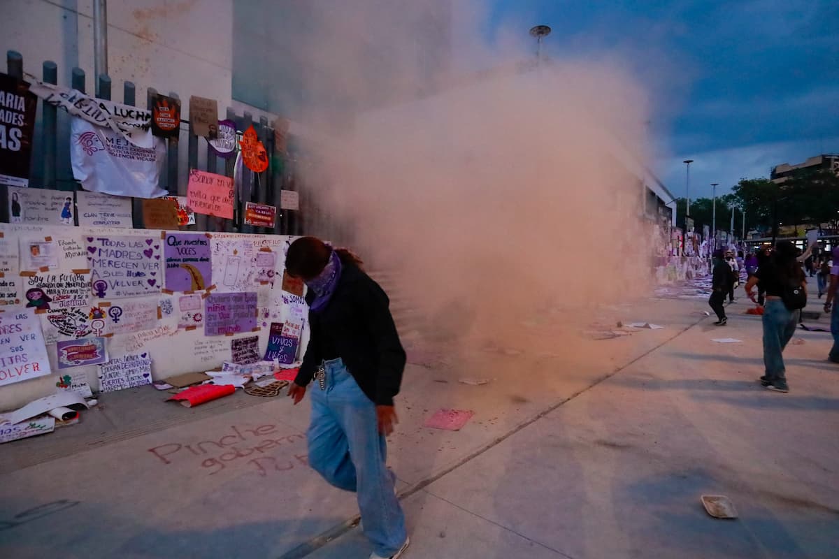 Marea morada toma las calles de Puebla para exigir alto a la violencia y feminicidios