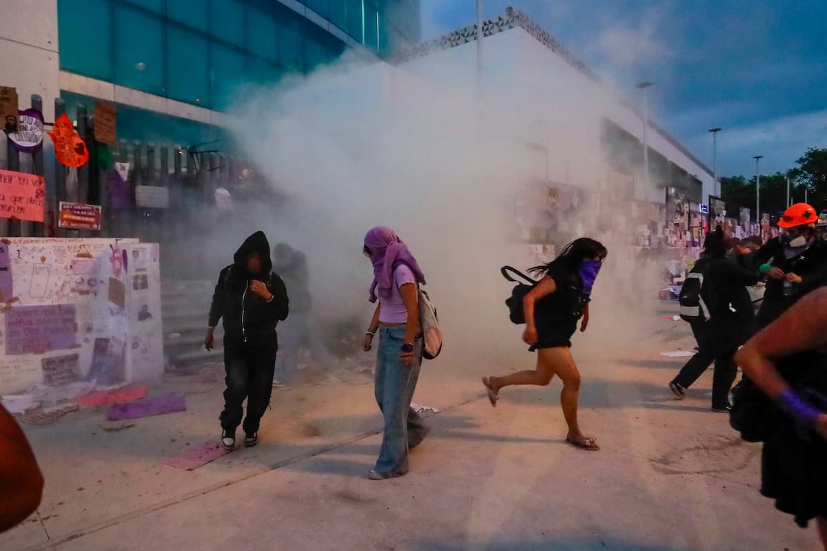 Marea morada toma las calles de Puebla para exigir alto a la violencia y feminicidios