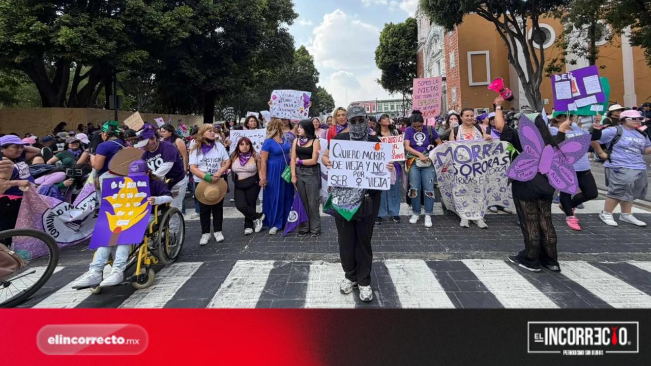 Marea morada toma las calles de Puebla para exigir alto a la violencia y feminicidios
