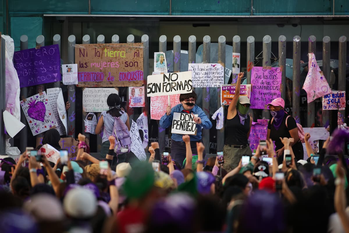Marea morada toma las calles de Puebla para exigir alto a la violencia y feminicidios
