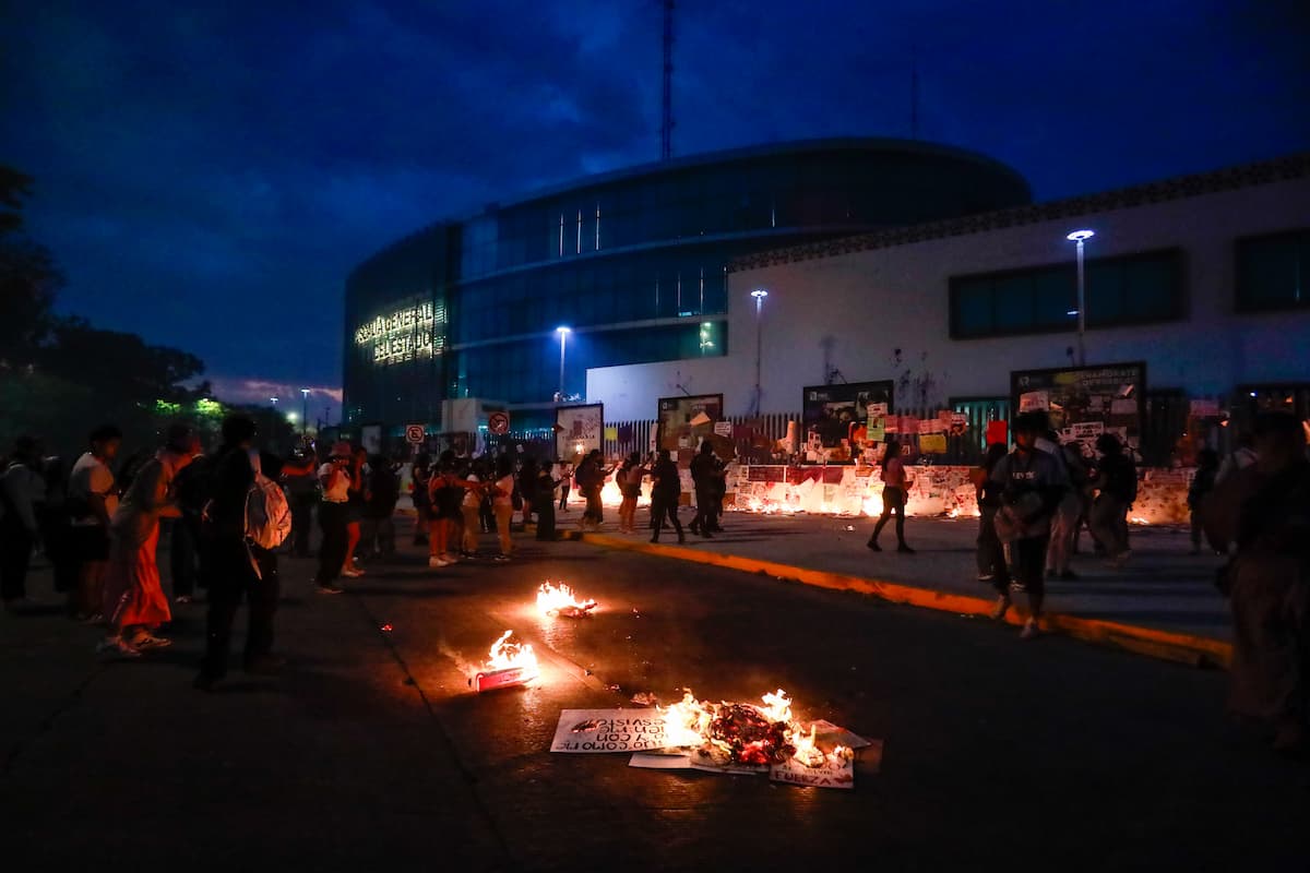 Marea morada toma las calles de Puebla para exigir alto a la violencia y feminicidios