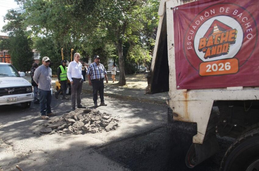  Supervisa Pepe Chedraui cuadrillas de bacheo en El Carmen