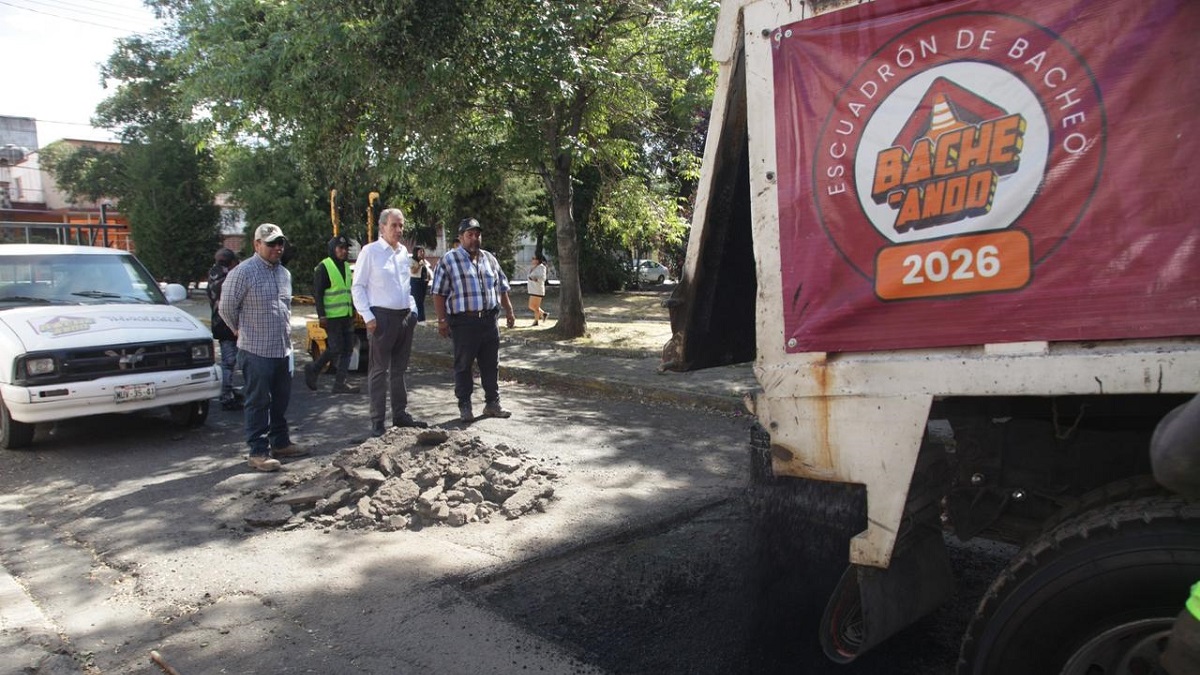 Supervisa Pepe Chedraui cuadrillas de bacheo en El Carmen