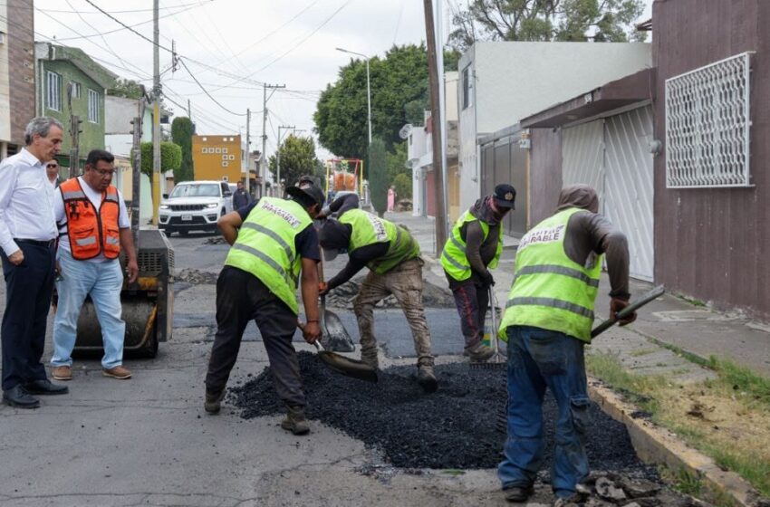  Supervisa Pepe Chedraui trabajos de bacheo en colonia Jardines de San Manuel