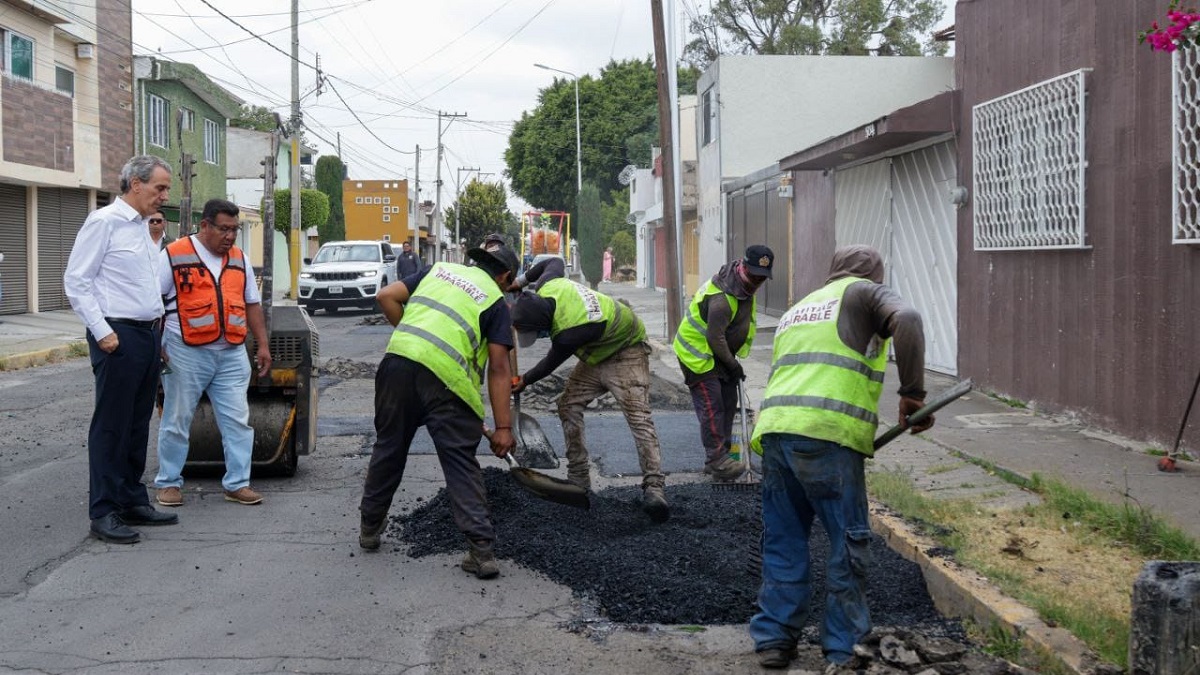 Supervisa Pepe Chedraui trabajos de bacheo en colonia Jardines de San Manuel