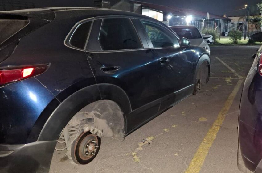  Auto queda sobre tabiques tras robo de llantas en Puebla; ciudadano reclama al alcalde por inseguridad