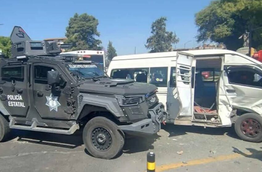  Choque entre patrulla blindada y combi en Puebla deja lesionados y caos vial en el bulevar 5 de Mayo