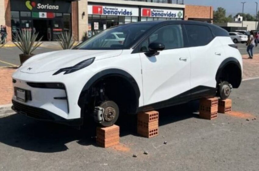  Estrena camioneta de lujo y horas después la encuentra sobre ladrillos en Zavaleta, Puebla