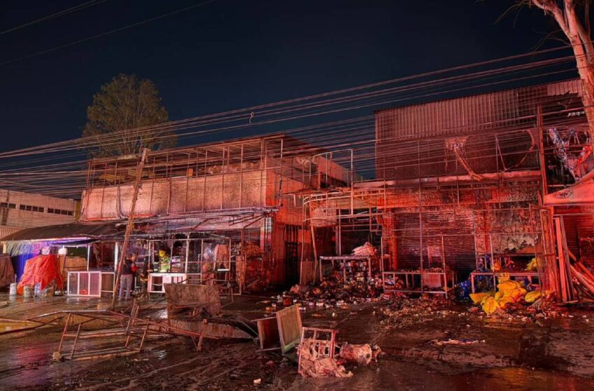  Incendio en la Central de Abasto de Puebla deja pérdidas millonarias; cortocircuito sería la causa