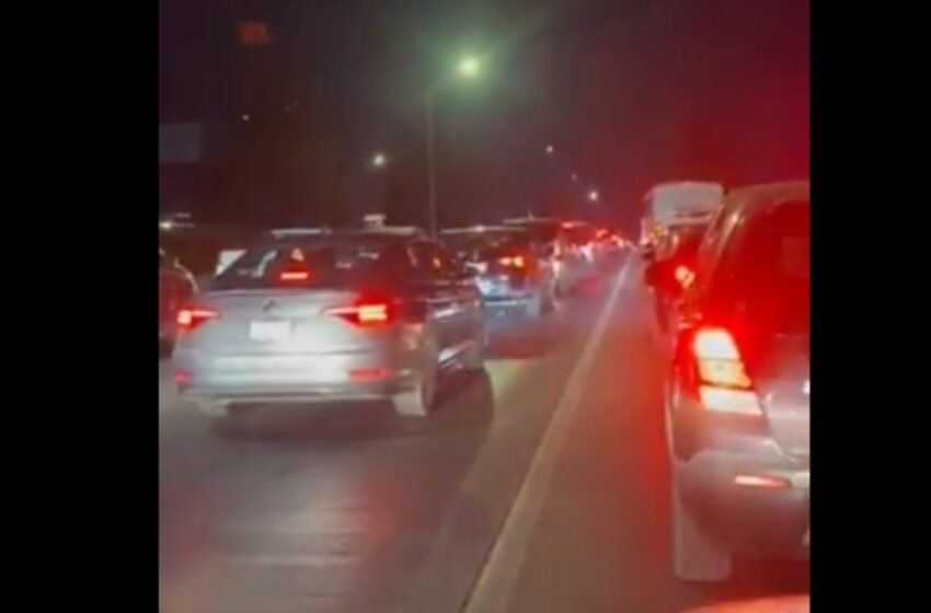  VIDEO: Ponchallantas provocan caos en el Periférico Ecológico de Puebla; más de 10 autos quedan varados