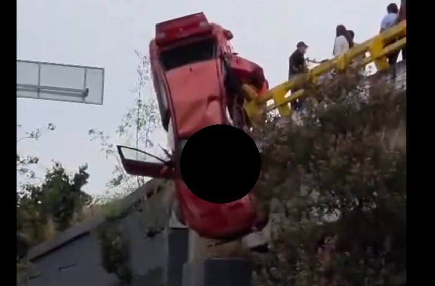  VIDEO Auto queda colgando en puente del Periférico: muere mujer tras brutal accidente en San Pedro Cholula