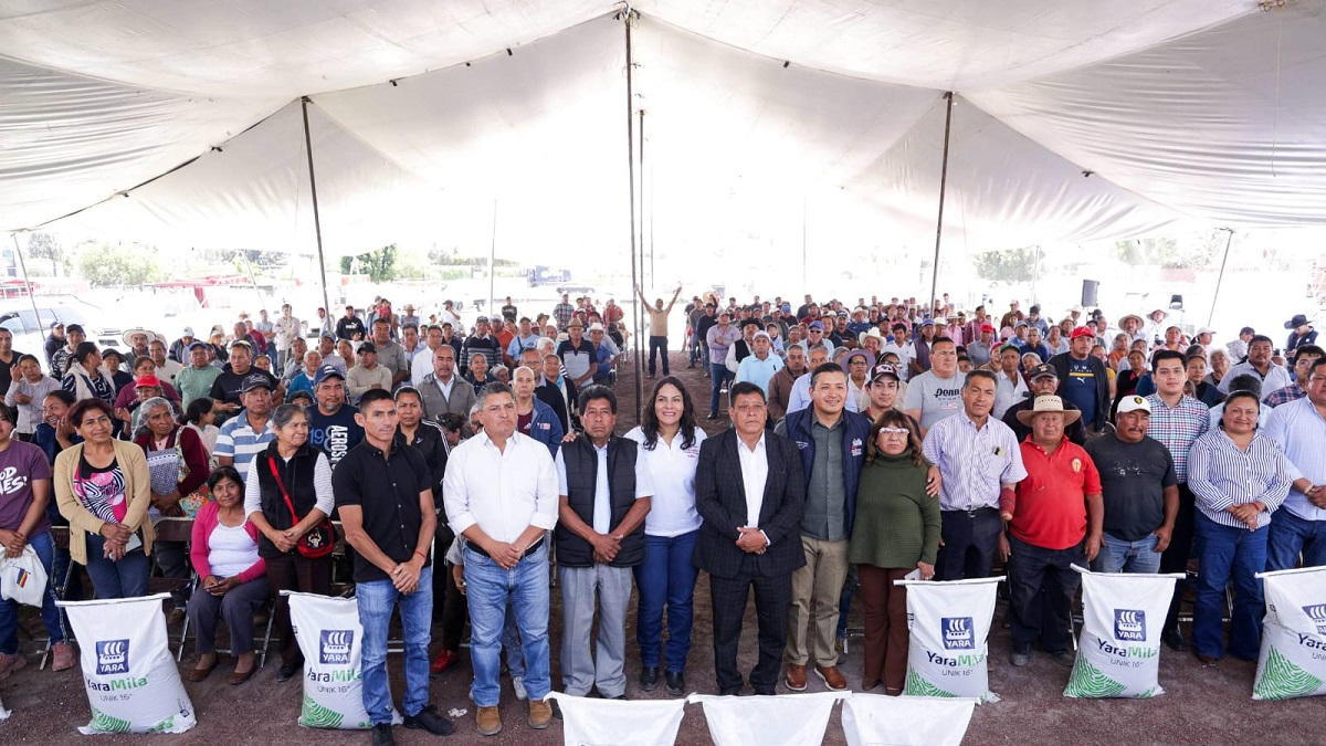 Lupita Cuautle encabeza segunda entrega de fertilizante a familias productoras