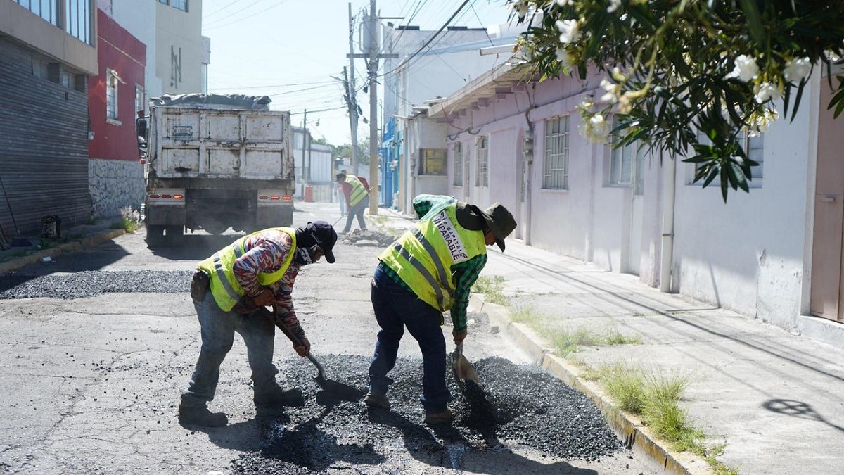 Pepe Chedraui refuerza acciones de bacheo en la colonia Belisario Domínguez