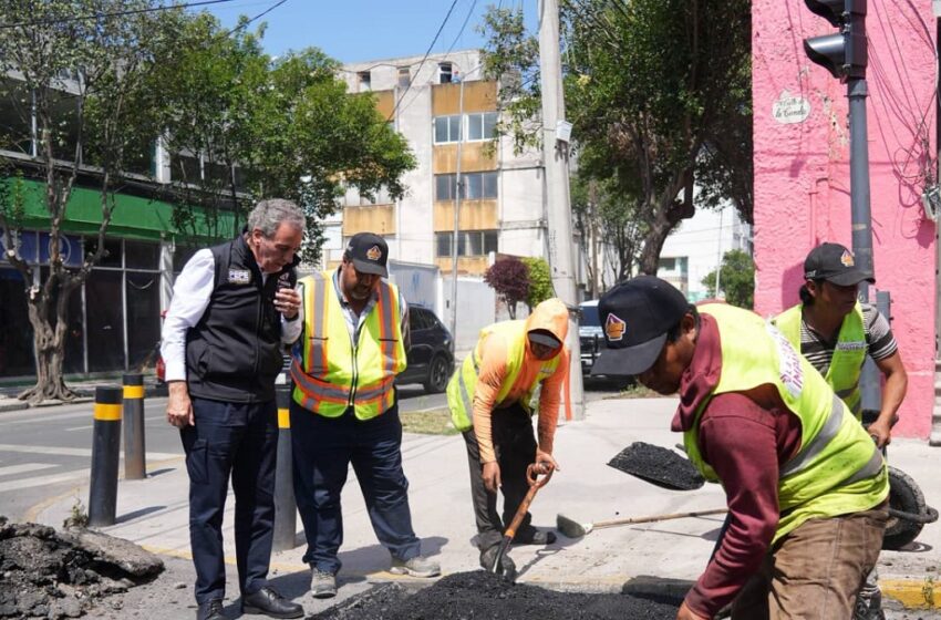  Supervisa Pepe Chedraui a cuadrillas de bacheo en la 17 Sur y 13 Poniente