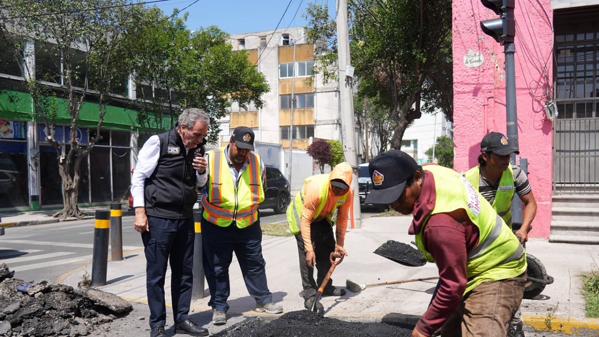 Supervisa Pepe Chedraui a cuadrillas de bacheo en la 17 Sur y 13 Poniente