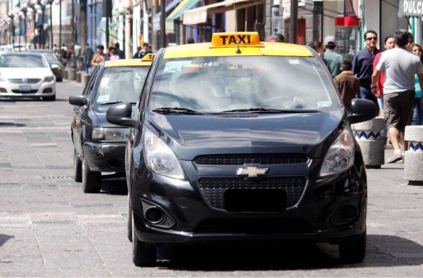 Asalto a taxista en Puebla: falso pasajero roba celular y huye tras servicio desde la CAPU