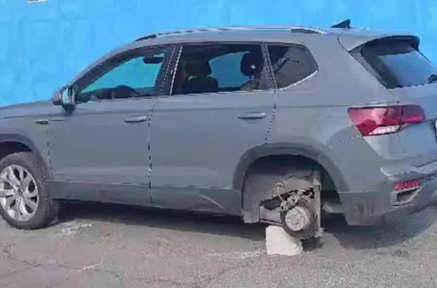  Roban camioneta en Atlixcáyotl: la dejan sobre tabiques y con cristalazo en zona del Parque del Arte