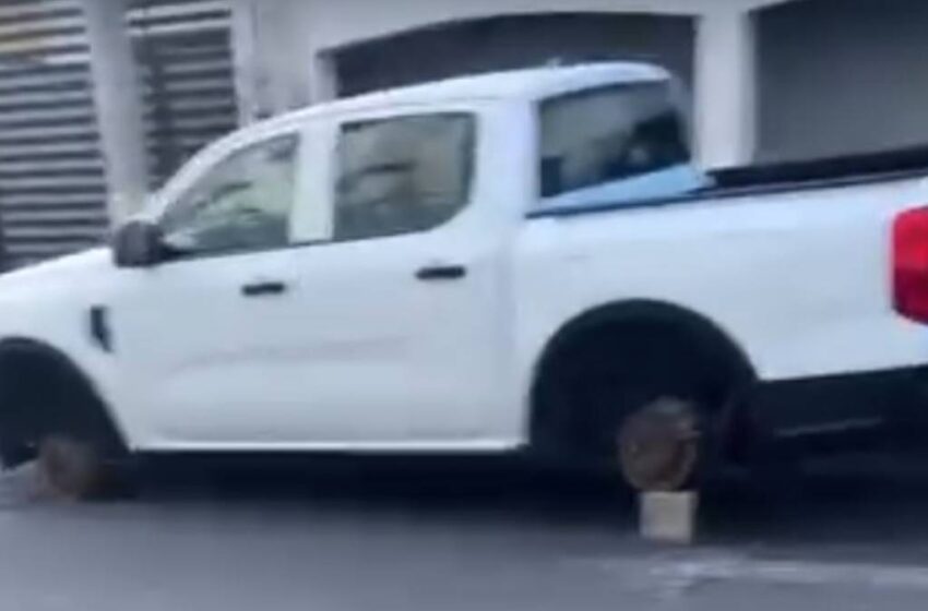  Robo de autopartes en Puebla: dejan vehículo sin llantas frente al Jardín del Arte en plena zona Atlixcáyotl