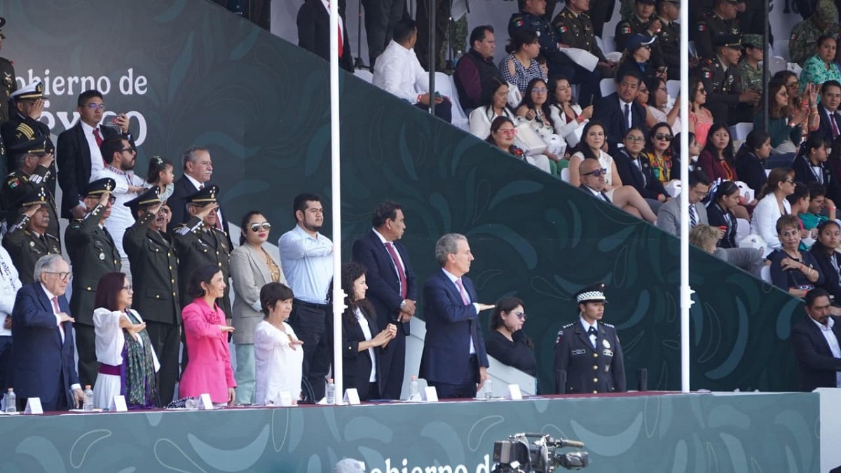 Asiste Pepe Chedraui al desfile cívico-militar por el 164 aniversario de la Batalla de Puebla