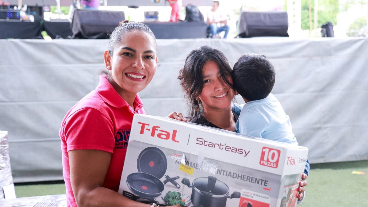 Celebra Lupita Cuautle a miles de madres sanandreseñas con música, regalos y convivencia familiar