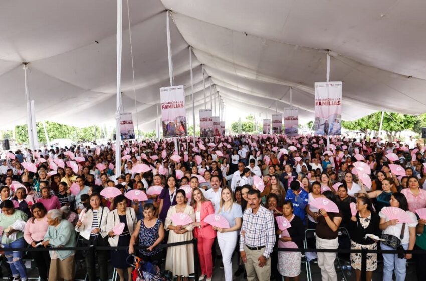  Con amor y cariño SEDIF consiente a 2 mil madres en Acatzingo