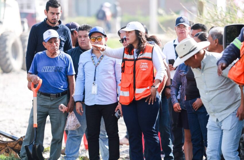  Lupita Cuautle lleva mantenimiento integral a vialidades de Cacalotepec