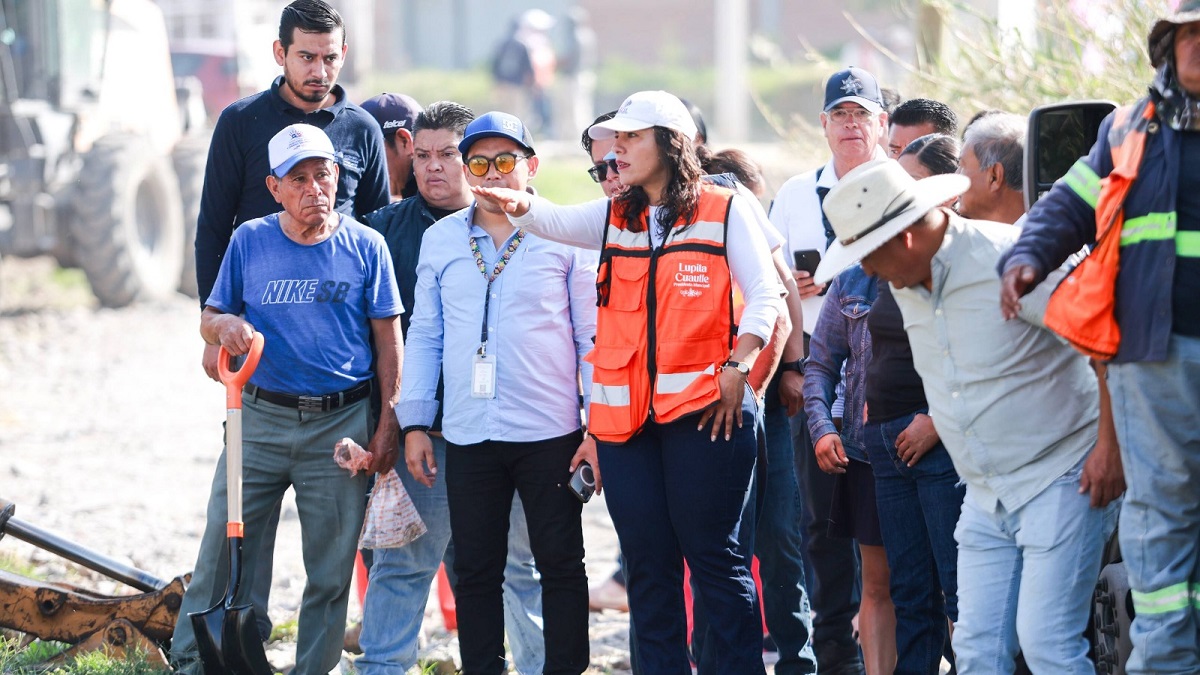 Lupita Cuautle lleva mantenimiento integral a vialidades de Cacalotepec