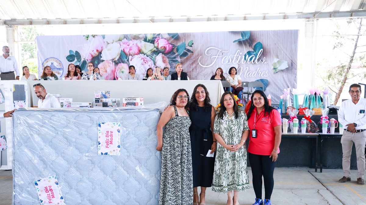 Lupita Cuautle reconoce a madres sanandreseñas con entrega de obsequios en escuelas