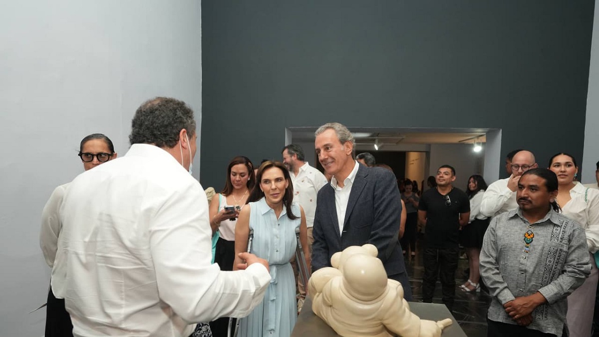 Pepe Chedraui inaugura la exposición “Viajando con Timoteo. El mundo como escenario”