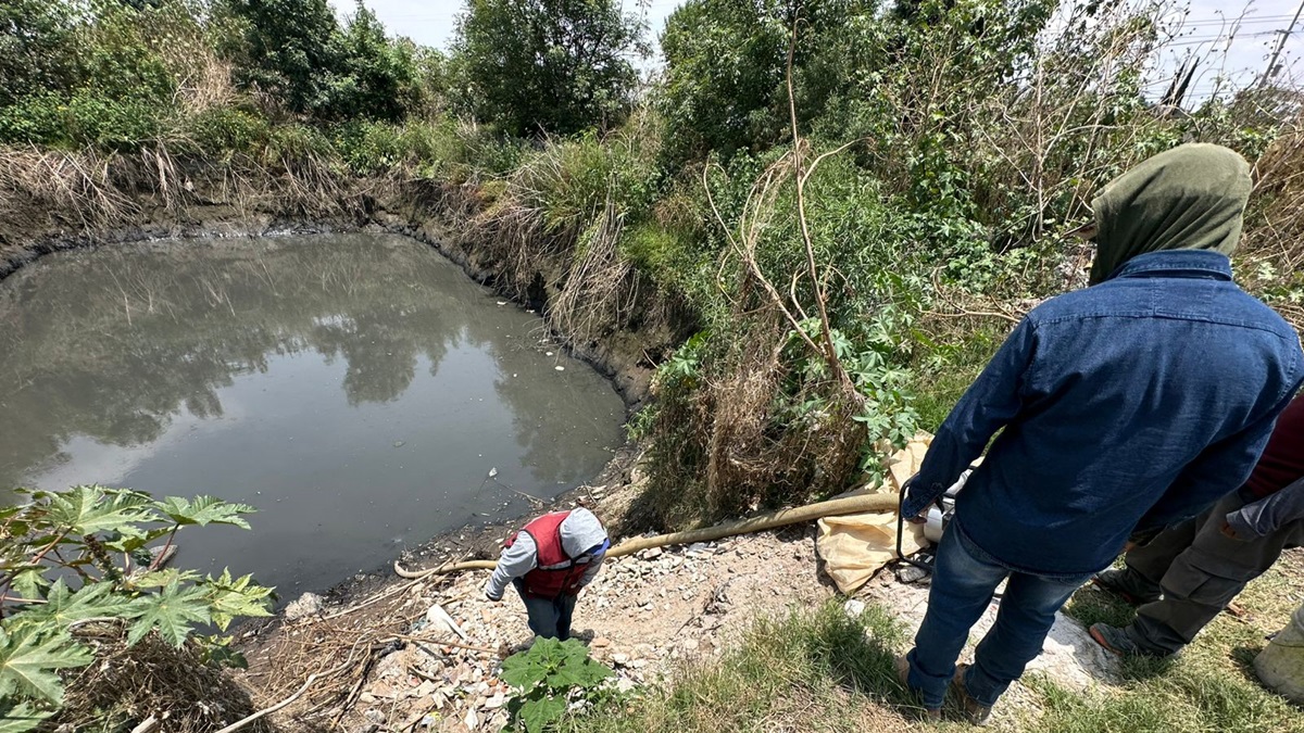 SOSAPACH realiza trabajos preventivos de desazolve en vaso regulador del Barrio de Santiago