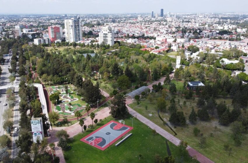  Alerta en Puebla: mujer detecta rastreador Bluetooth bajo su vehículo en Parque del Arte