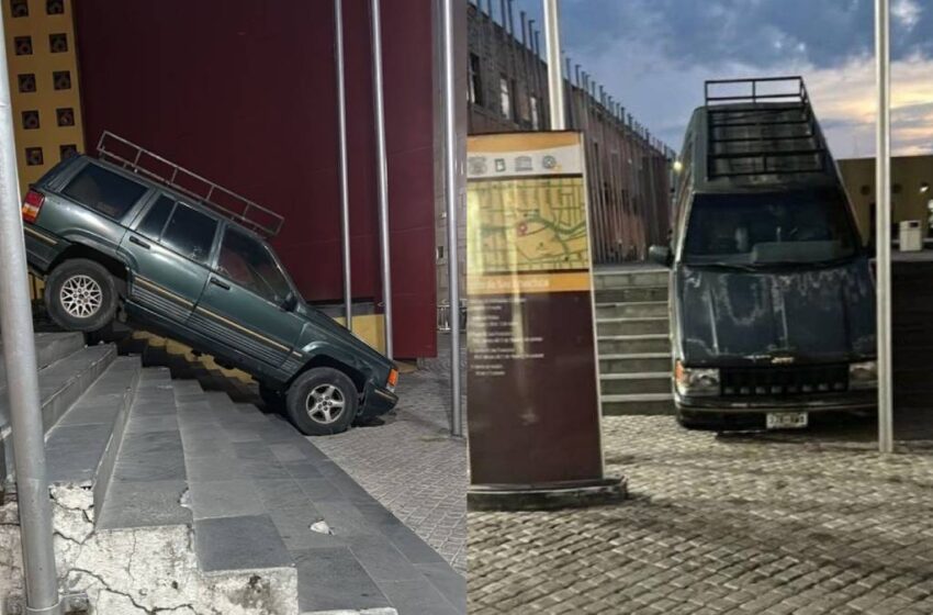  Camioneta termina sobre escalinata del Centro de Convenciones en Puebla y provoca daños en zona monumental