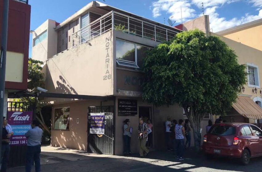  Grupo armado roba dinero y objetos de valor en notaría de El Carmen, Puebla