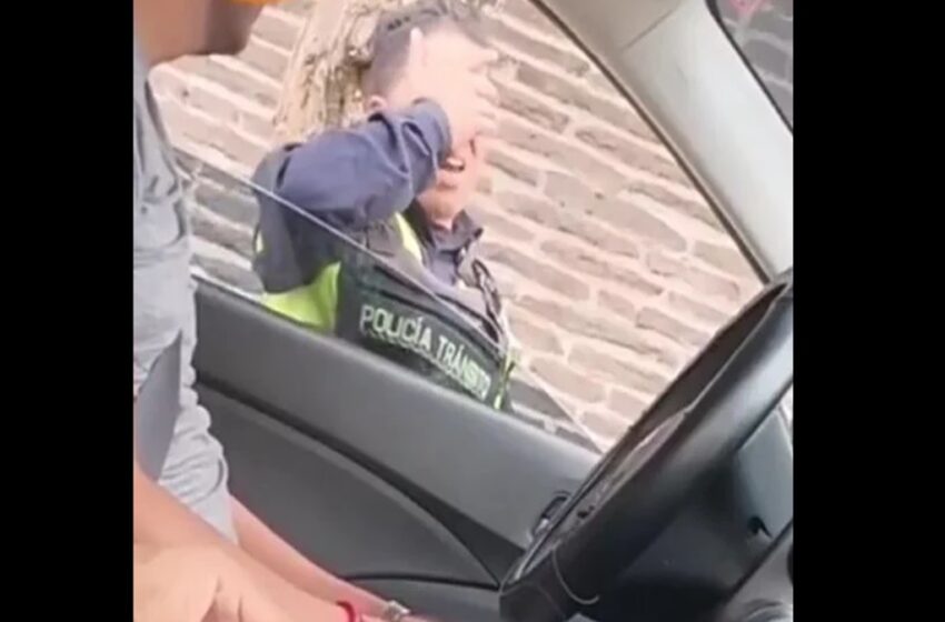  ¡Cachado! Graban a tránsito de Puebla regateando «mordida»: «350 es muy poco», dijo el oficial.