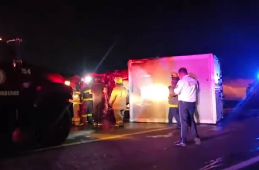  Tragedia en la autopista Siglo XXI: conductor muere atrapado tras volcadura e incendio cerca de Atlixco