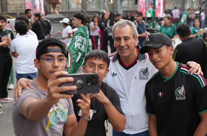  Convive Pepe Chedraui en el Zócalo durante la transmisión del partido de la Selección Mexicana