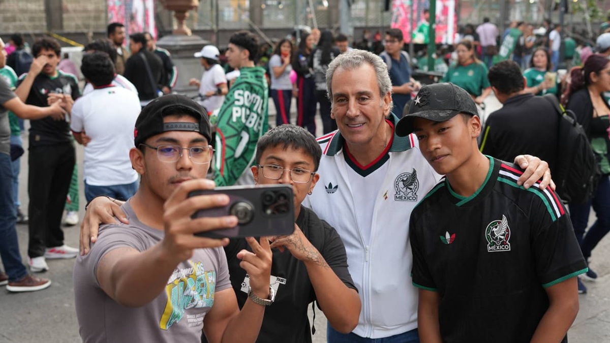 Convive Pepe Chedraui en el Zócalo durante la transmisión del partido de la Selección Mexicana