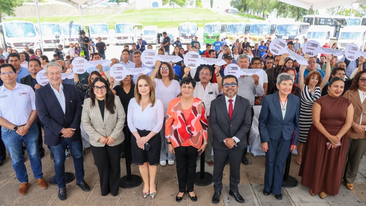 Gobierno estatal cumple compromiso y entrega nuevas unidades a transportistas; impulsa movilidad segura