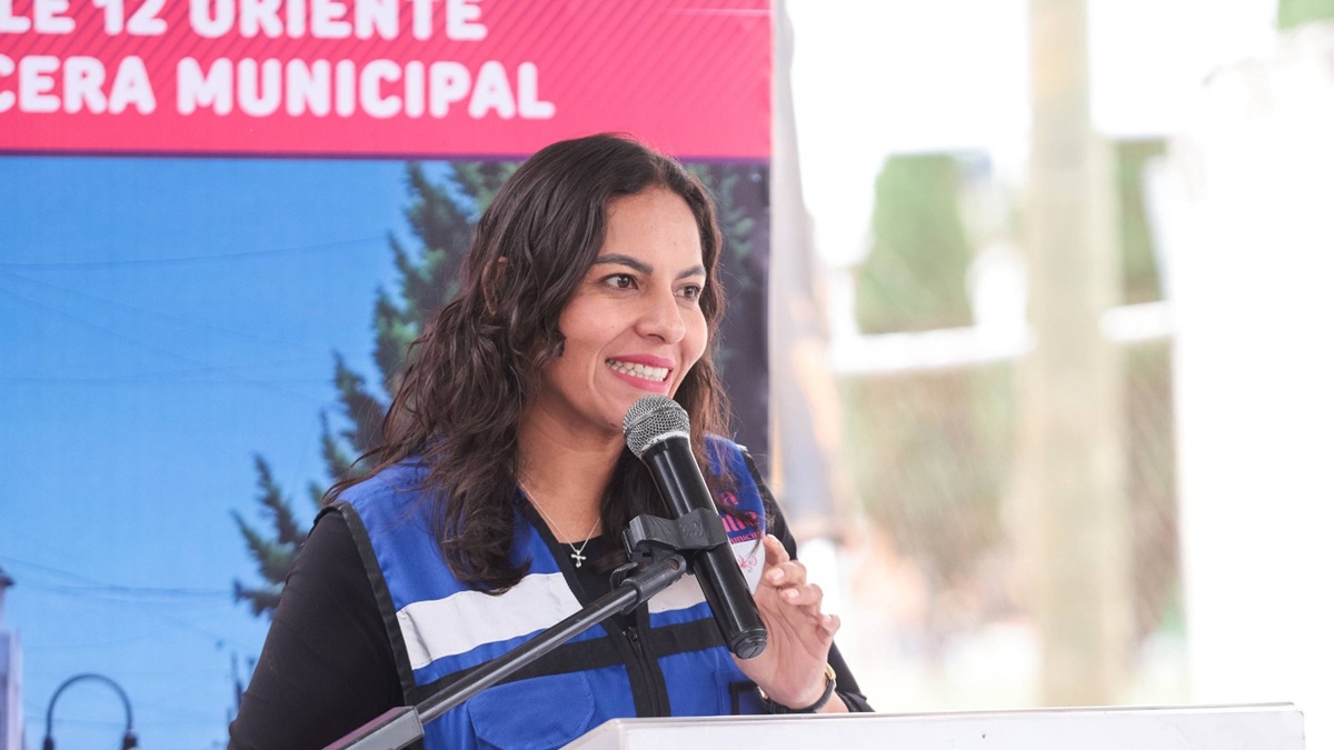 La espera terminó, inicia Lupita Cuautle pavimentación de la calle 12 oriente