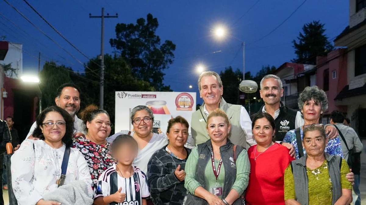 Lleva Pepe Chedraui alumbrado LED a la colonia 10 de Mayo con Puebla Brilla