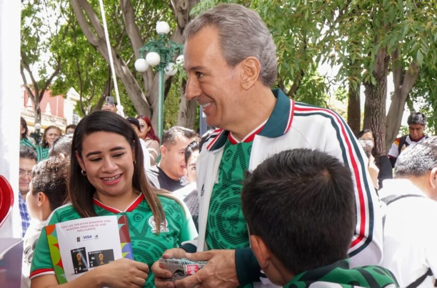  Pepe Chedraui se reúne con poblanas y poblanos en Megaintercambio de Estampas Mundialistas