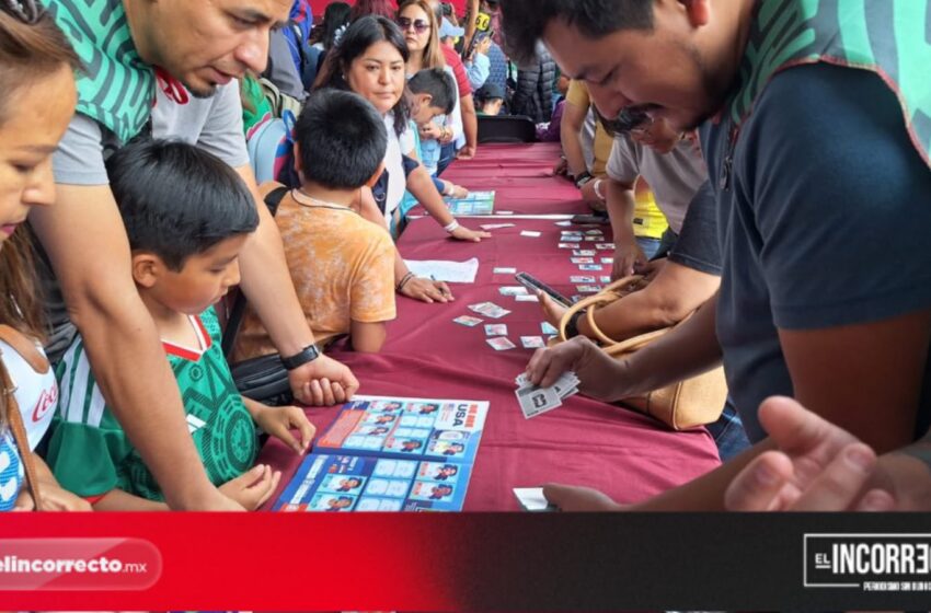  Puebla vive la fiebre del Mundial con intercambio de estampas