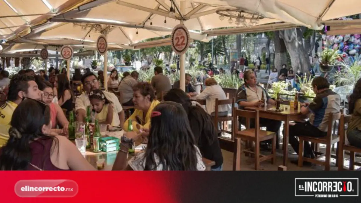Restaurantes y plazas se llenan de familias para celebrar a los padres en Puebla