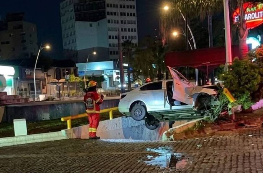  Aparatoso accidente en Avenida Juárez: automóvil se impacta contra acceso de estacionamiento subterráneo