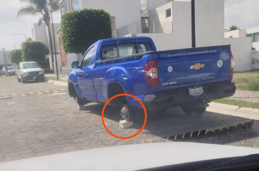  Camioneta aparece desvalijada en Lomas de Angelópolis; vecinos exigen mayor vigilancia
