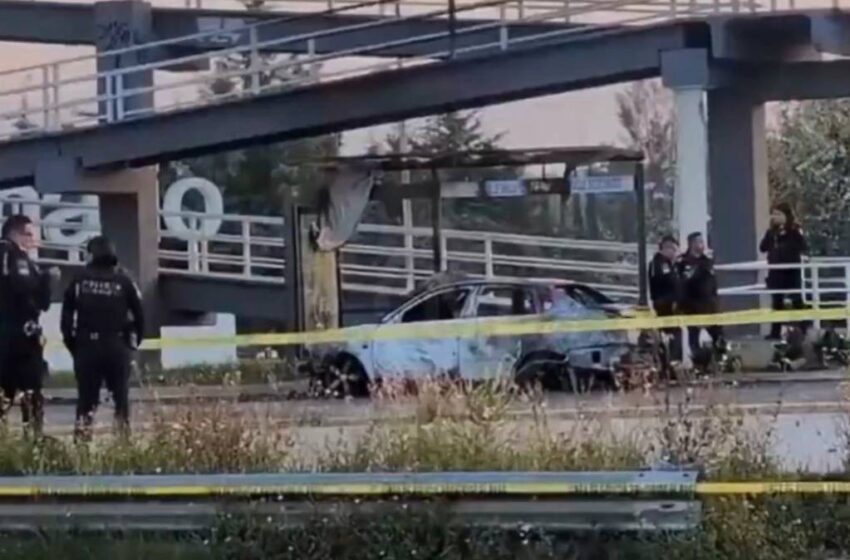 Hallan vehículo calcinado con dos cuerpos en Periférico Ecológico de Puebla; dejan mensaje de amenazas