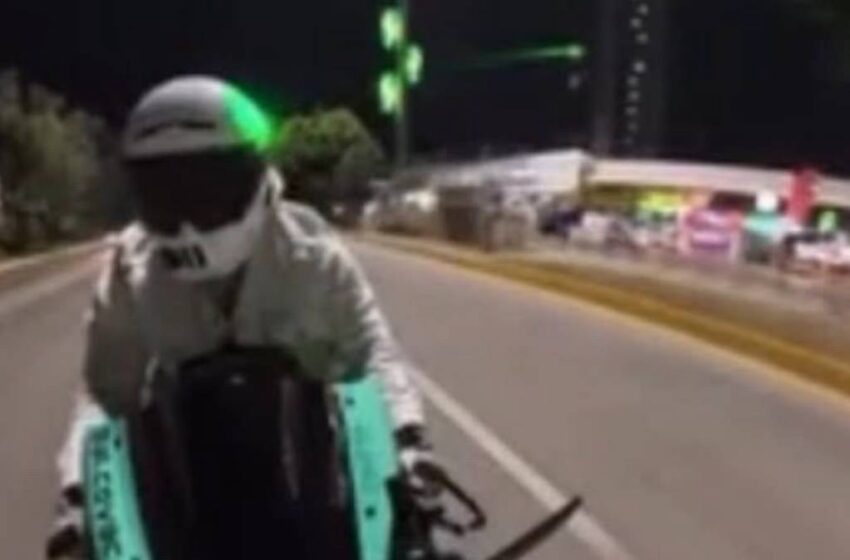  Nueva imagen reaviva inquietud en la Vía Atlixcáyotl; motociclista capta presunto láser dirigido hacia su casco