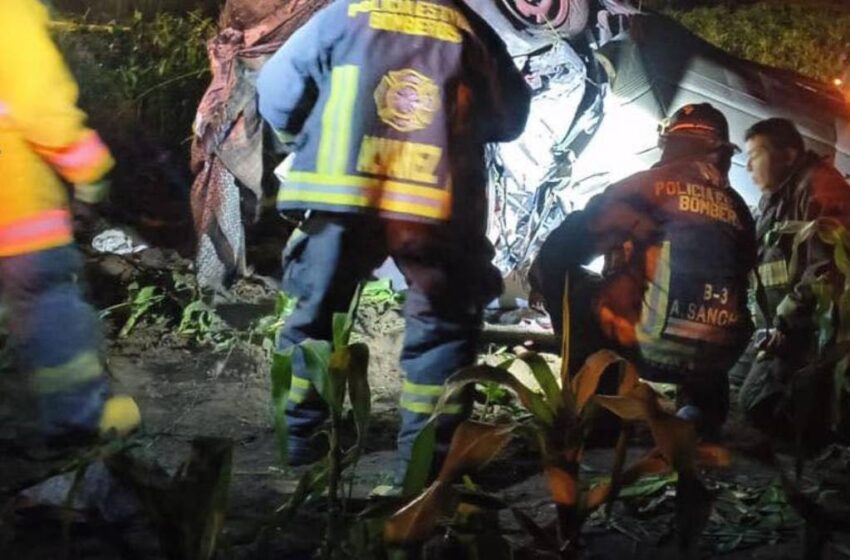  Tragedia en carretera de Puebla: madre e hija pierden la vida tras aparatosa volcadura en Aljojuca