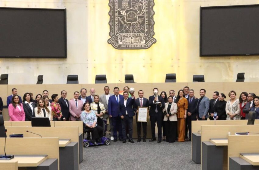  Trofeo termina en el suelo durante homenaje a Cruz Azul en el Congreso de Puebla; el momento desata reacciones