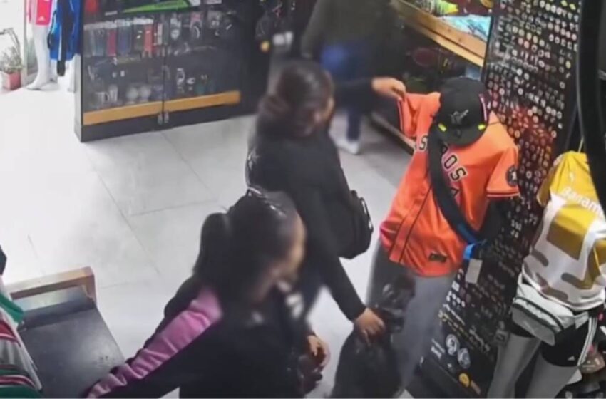  Video exhibe presunto robo de camisetas de selecciones en Tehuacán; comerciantes piden ayuda para identificarlas
